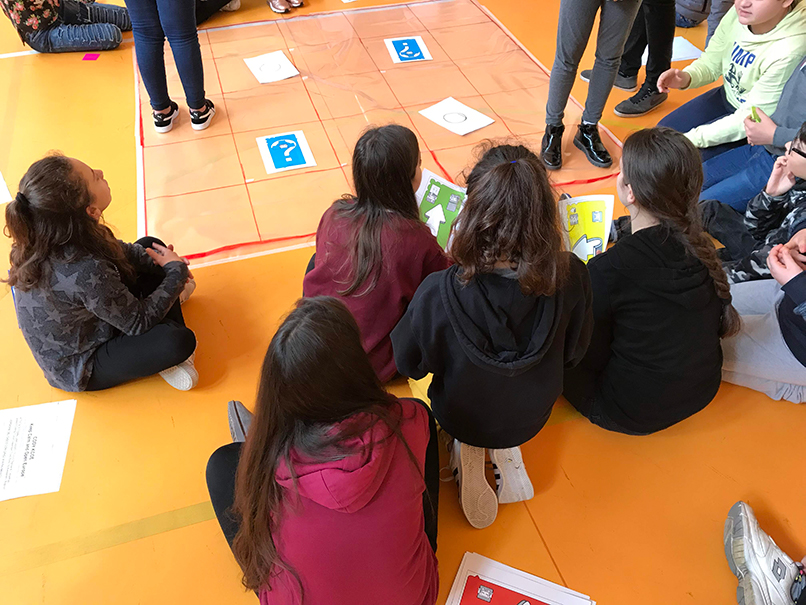 bambini che giocano con il coding unplugged nella scuola elementare di Cori