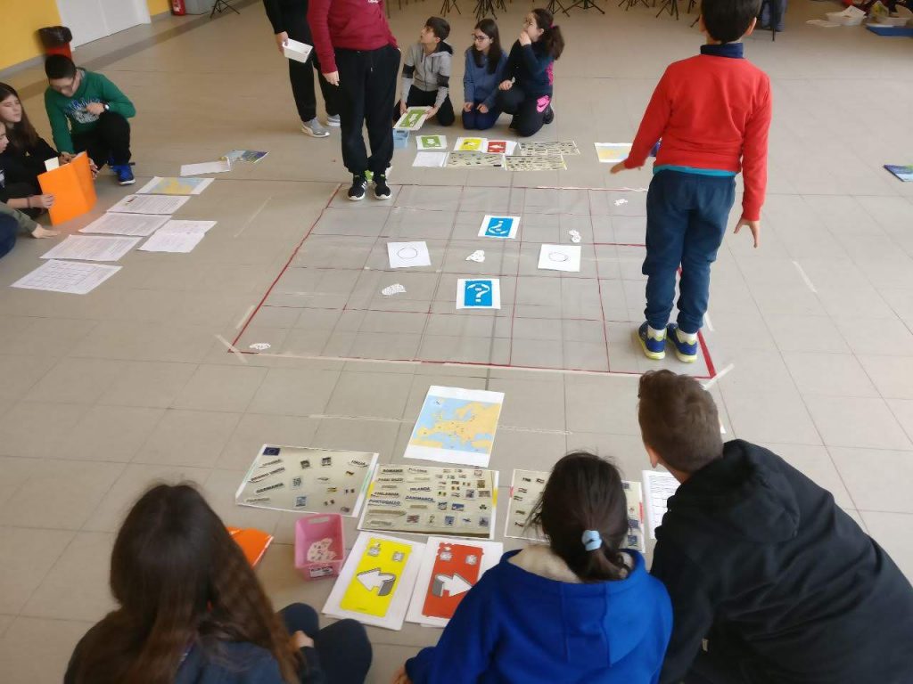 bambini che giocano con il coding unplugged nella scuola elementare di Cori