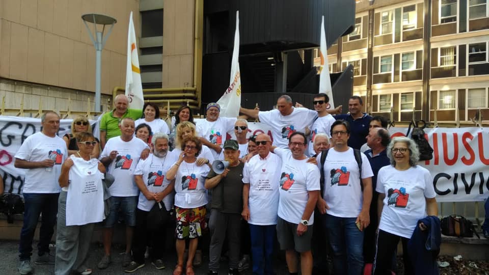 gruppo comitato civico in manifestazione