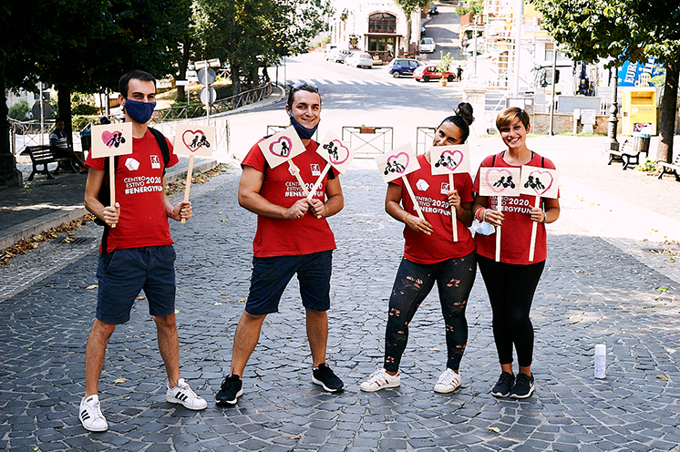 educatori del centro estivo #energyfun con le fermate del Pedibus (o Piedibus) nella piazza di partenza a Cori