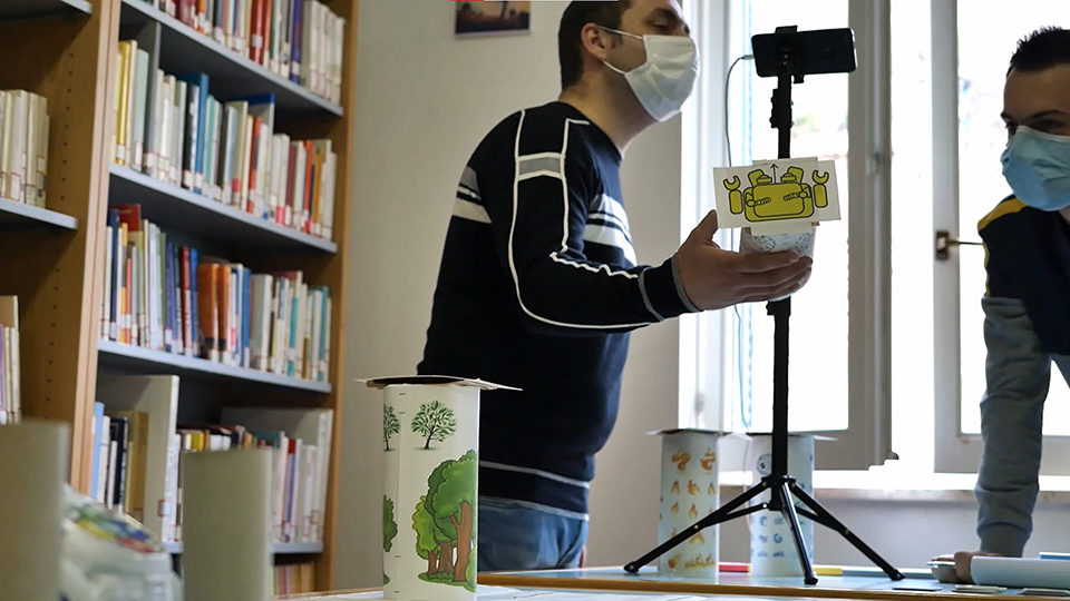 educatori mentre effettuano una partita mediante coding unplugged per insegnare il pensiero computazionale ai bambini in didattica a distanza
