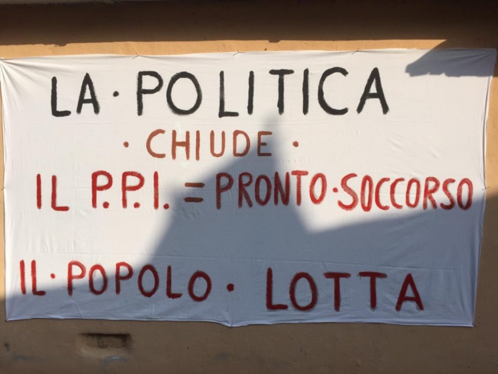 giornata di manifestazione in piazza con anziani per l'apertura dell'ospedale - pronto soccorso - manifesto affisso sul muro