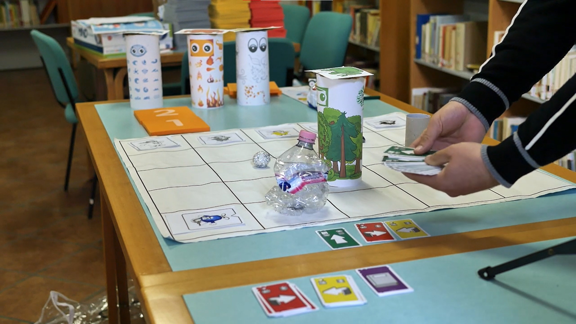 educatori mentre effettuano una partita mediante coding unplugged per insegnare il pensiero computazionale ai bambini in didattica a distanza