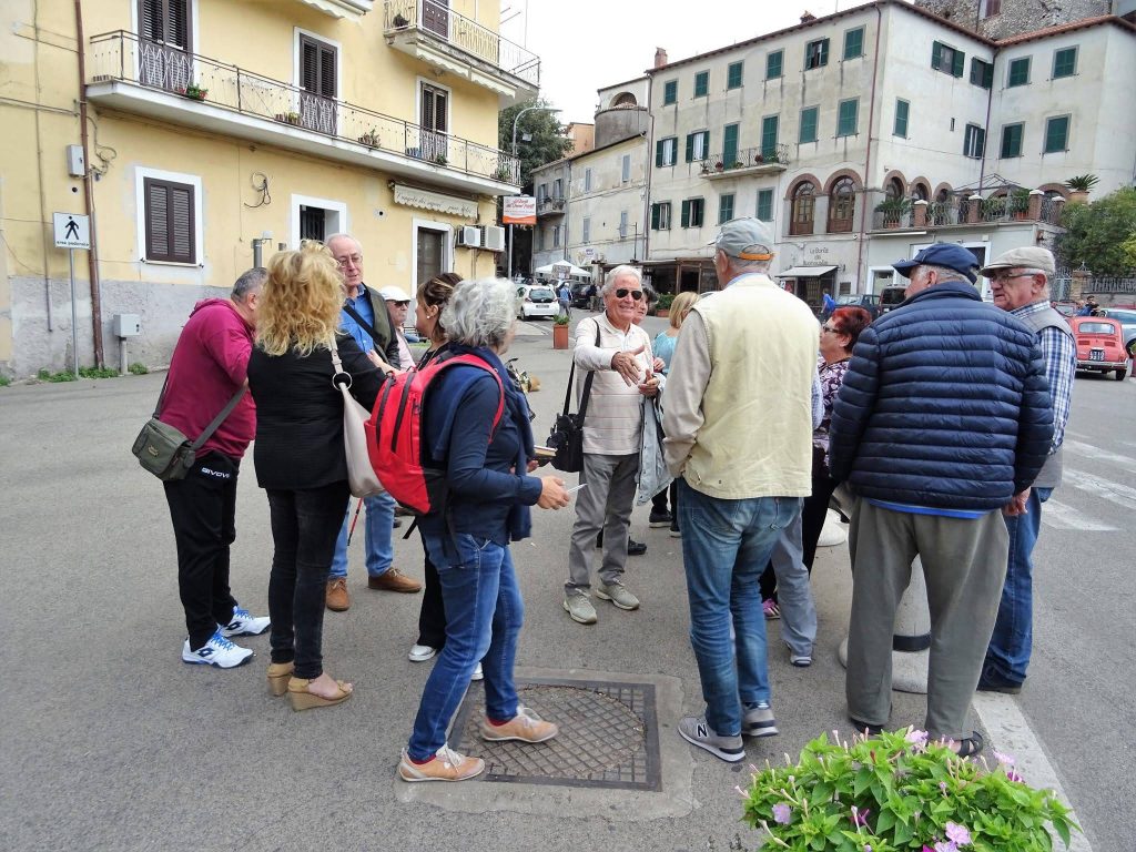 passeggiata di esplorazione civica con gruppo di persone che mappa la memoria comune nel centro storico