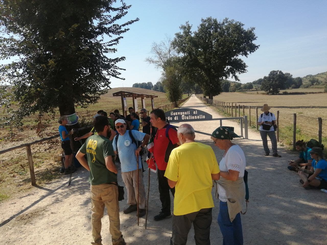 passeggiata di esplorazione civica con gruppo di persone che mappa beni naturali - nella foto la Via Francigena verso il lago di Giulianello (Ente Monumento Nazionale Lago di Giulianello)