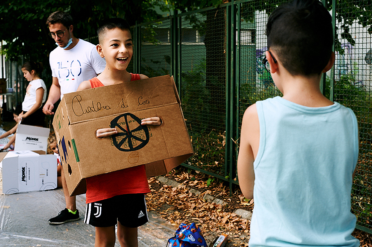 Bambini che costruiscono il Pedibus (o Piedibus) a Cori con materiale di riciclo