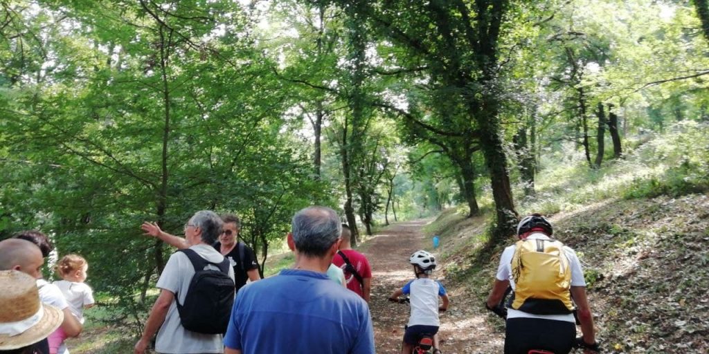 passeggiata di esplorazione civica con gruppo di persone che mappa beni naturali