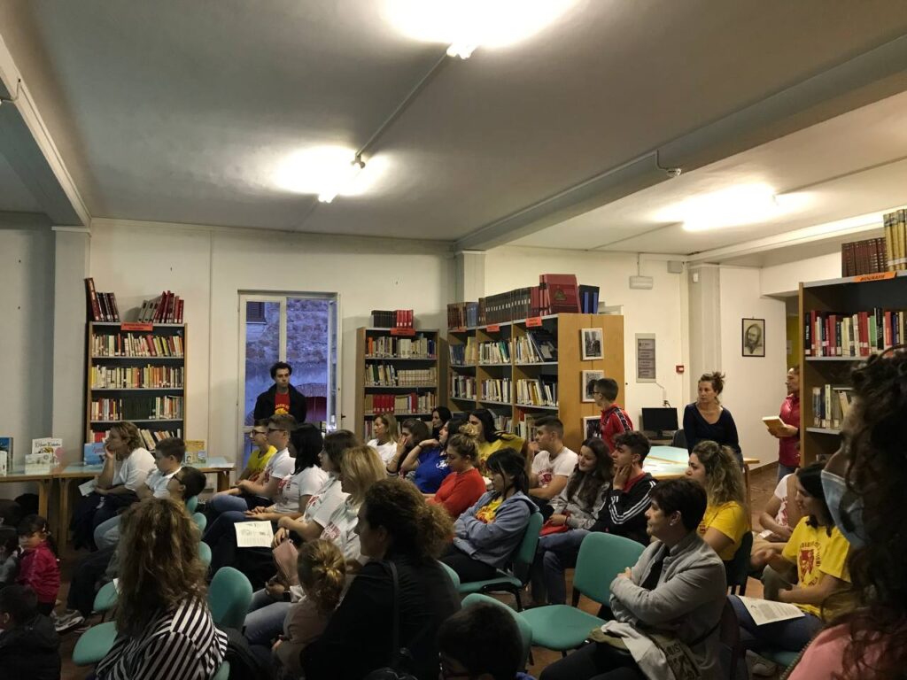 pubblico conferenza in biblioteca