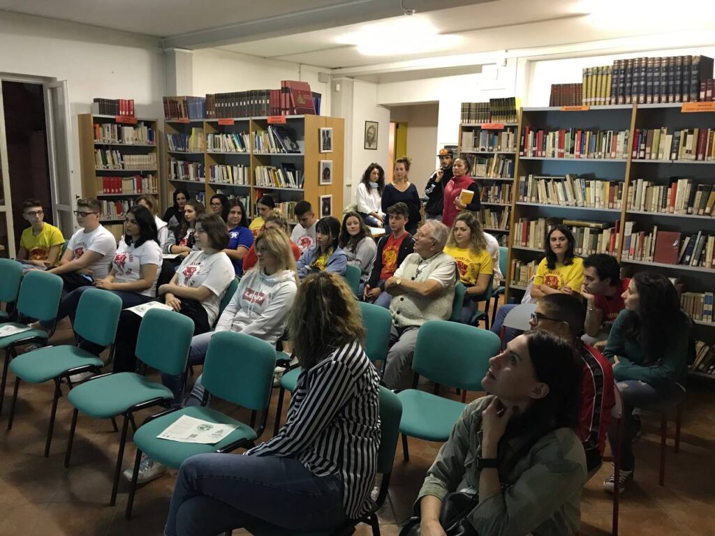 pubblico conferenza in biblioteca